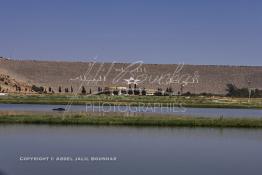 Image du Maroc Professionnelle de  Le barrage Oued El Makhazine, conçu pour le développement et  l'irrigation du périmètre du Loukkos. Ainsi les champs situés dans le triangle Ksar El Kébir, Larache, Moulay Bouselham profitent de cette infrastructure. Cette importante réalisation située sur El Oued Loukkos sert à la régularisation inter annuelle des débits tout en formant une protection contre les crues, au Jeudi 1er Septembre 2005 à cette datte le barrage dispose 309 Million de M3. (Photo / Abdeljalil Bounhar) 